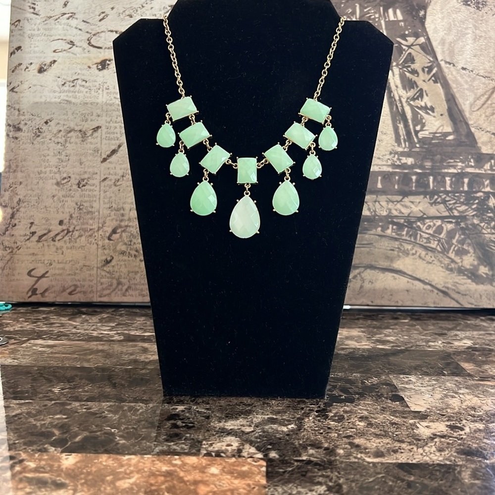 Elegant Green Necklace EUC - Picture 3 of 6